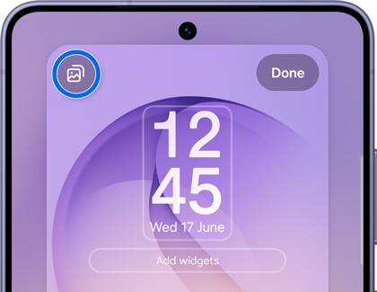 Lock screen edit page with the Wallpaper icon highlighted.