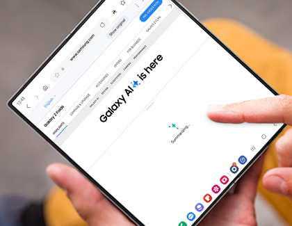 Person using Browsing Assist to summarize a web page on a Galaxy Z Fold6