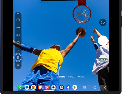 Camera interface on the Galaxy Z Fold7 showing resolution, aspect ratio, flash, and settings options while capturing a basketball shot.