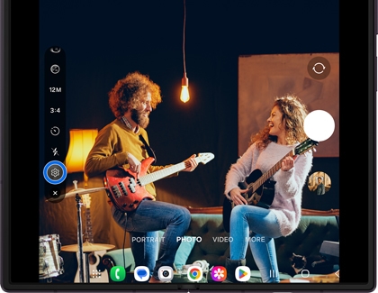 Galaxy Z Fold8 Ultra camera screen showing two musicians with a settings gear icon circled in blue.