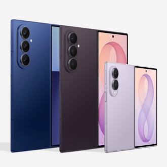שלושת המתקפלים של סמסונג זה לצד זה - Galaxy Z Fold8 Ultra, Galaxy Z Fold8 ו-Galaxy Z Fold7 עם המסכים החיצוניים והמצלמות