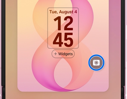 A cover screen edit view with a camera app shortcut icon in the bottom right circled in blue.