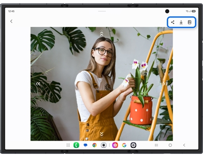 Unfolded Galaxy Z TriFold screen displaying a photo with a 3D Live effect applied, featuring download and share icons in a blue box.