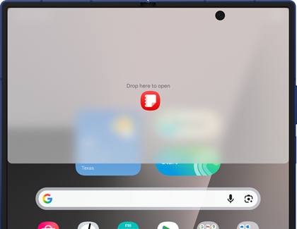 Galaxy Z Fold7 screen showing a Notes icon being dragged to the top to activate split screen view.