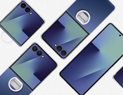 Multiple Galaxy Z Flip7 phones arranged flat and folded with ring grip accessories in various positions.