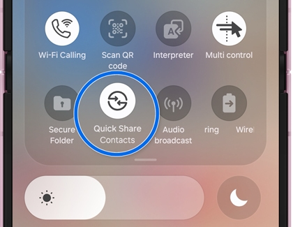 Quick settings menu with the activated Quick Share icon highlighted.