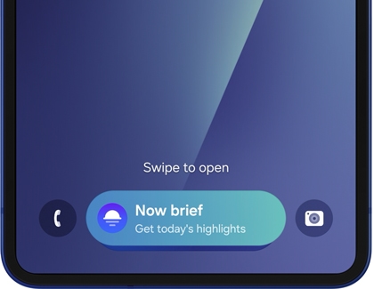 Now brief widget on the lock screen of the Galaxy Z Flip7 displaying weather highlights.