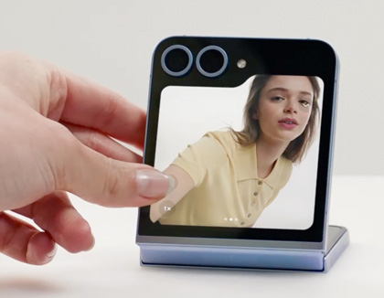 A Woman taking a selfie using the cover screen of the Galaxy Z Flip6