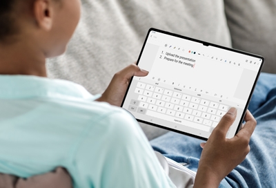 Girl using a keyboard to type on notes app on Galaxy S8 Ultra