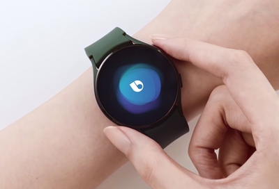 Girl using Bixby on Galaxy Watch4