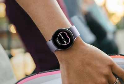 Girl wearing Galaxy Watch5 with Heart Rate tracker on