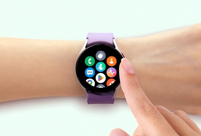 Girl using Galaxy Watch5