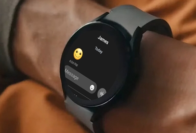 Person messaging on Galaxy Watch5