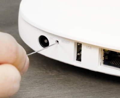 Inserting pin into the reset portion of the hub