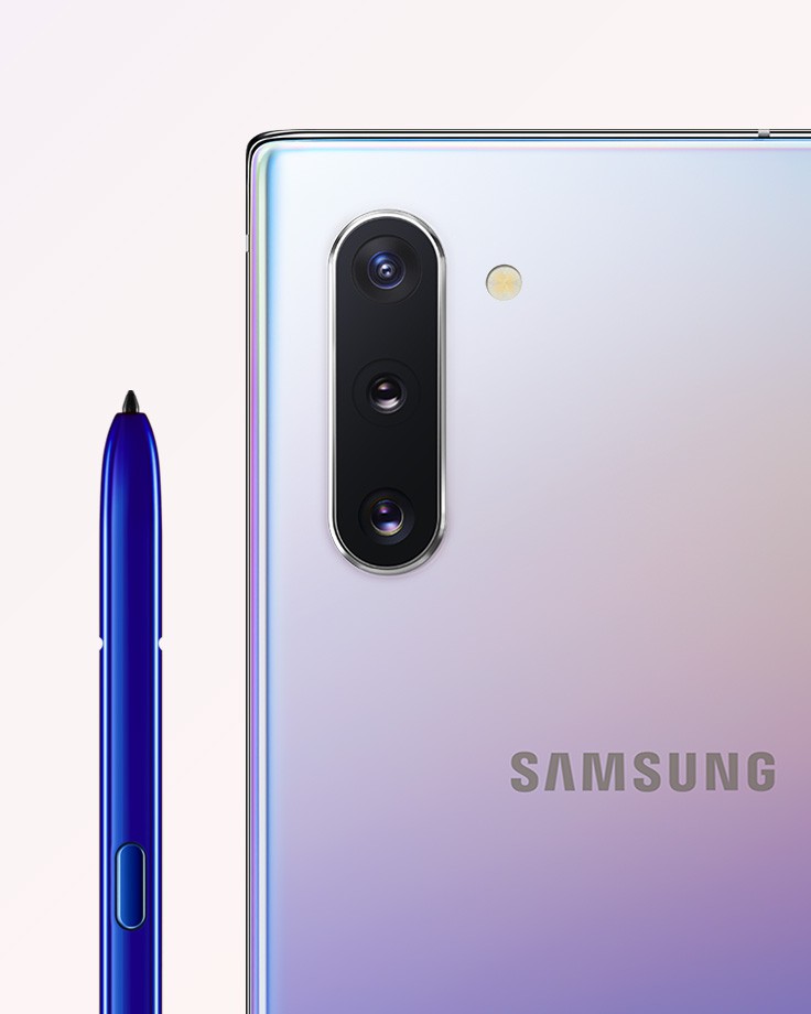 Galaxy Note10 in Aura Glow seen from the rear, close up on the triple rear camera, next to the blue S Pen