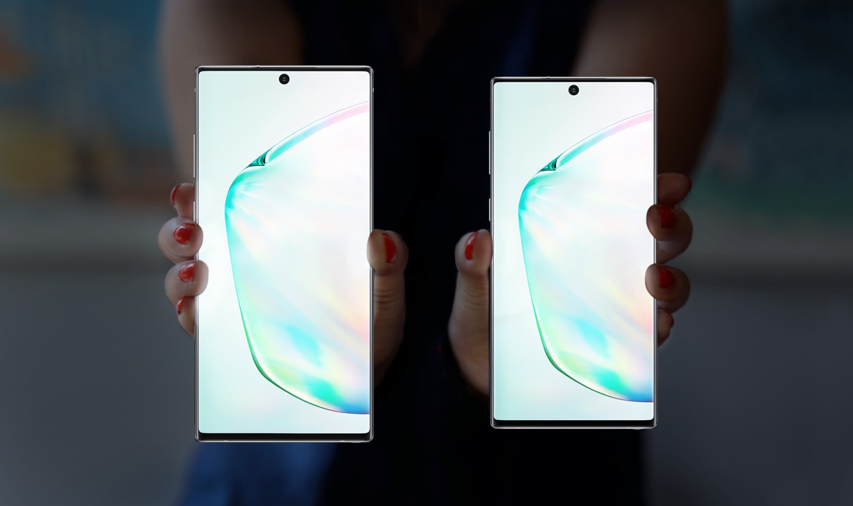 Hands holding Galaxy Note10 plus and Galaxy Note10 each with an abstract graphic onscreen. Next to Galaxy Note10 plus is text that says 6.8-inch Infinity-O Display, 498 PPI, 196 grams weight. Next to Galaxy Note10 is text that says 6.3-inch Infinity-O Display, 401 PPI, 168 grams weight