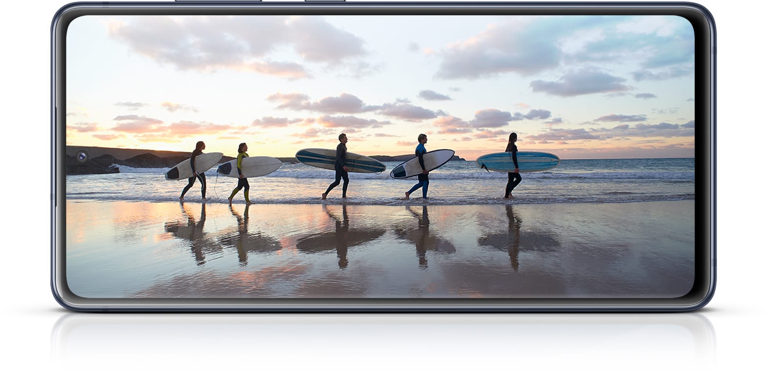 Galaxy S20 FE 5G with a photo of surfers onscreen, showing the immersiveness of the Infinity-O Display.