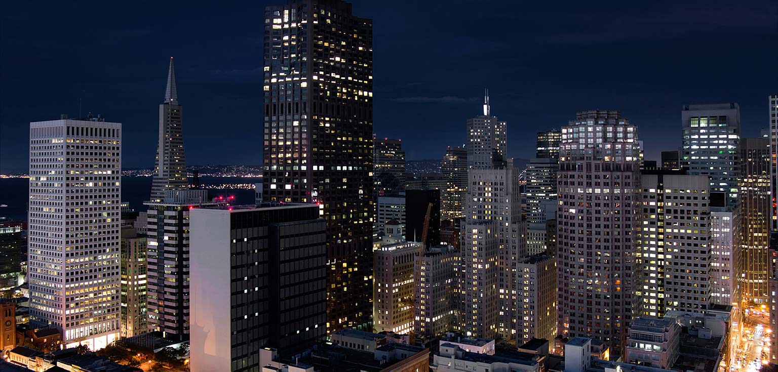 A view of an evening cityscape changes to become daytime. As the sky darkens to show a late night sky, it zooms out to become an image on Galaxy S22 Ultra's screen, the time lapse demonstrating how long the battery life lasts.