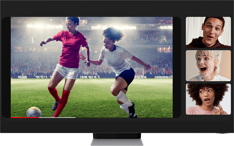 Futbol oynayan iki qadın, üç nəfərin izlədiyi videoya çevrilmək üçün böyüyür...