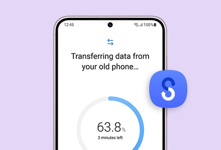 The display of a Galaxy S23 shows the progress bar of a Smart Switch data transfer.