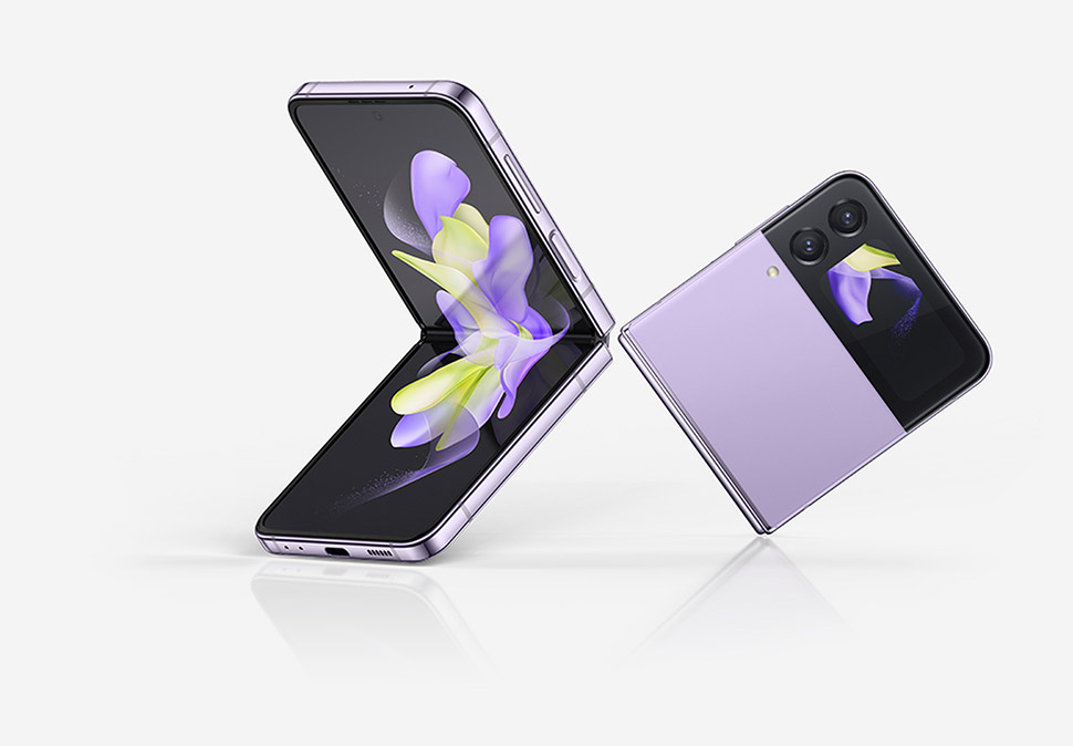 兩個Bora Purple Galaxy Z Flip4設備彼此相鄰。一個以90度角開放，其主屏幕顯示紫色和黃色絲帶狀的牆紙。另一個折疊，其封面屏幕具有與另一個設備上的主屏幕相同的牆紙。