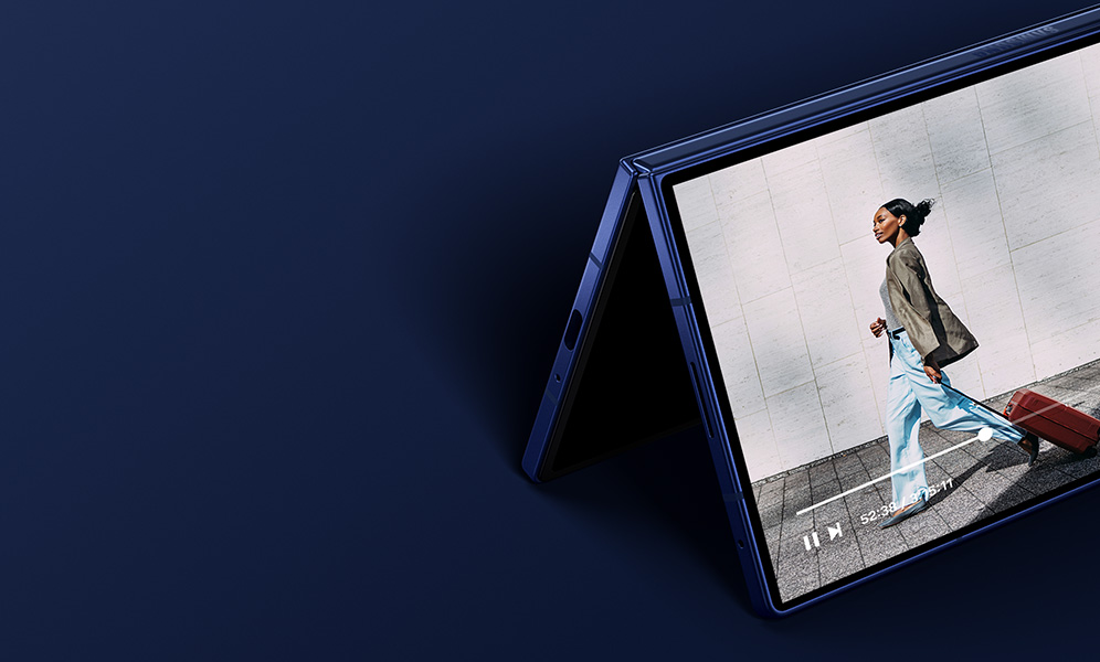 A video that is around 3 hours and 15 minutes long is being streamed online on the cover screen of Galaxy Z Fold7.