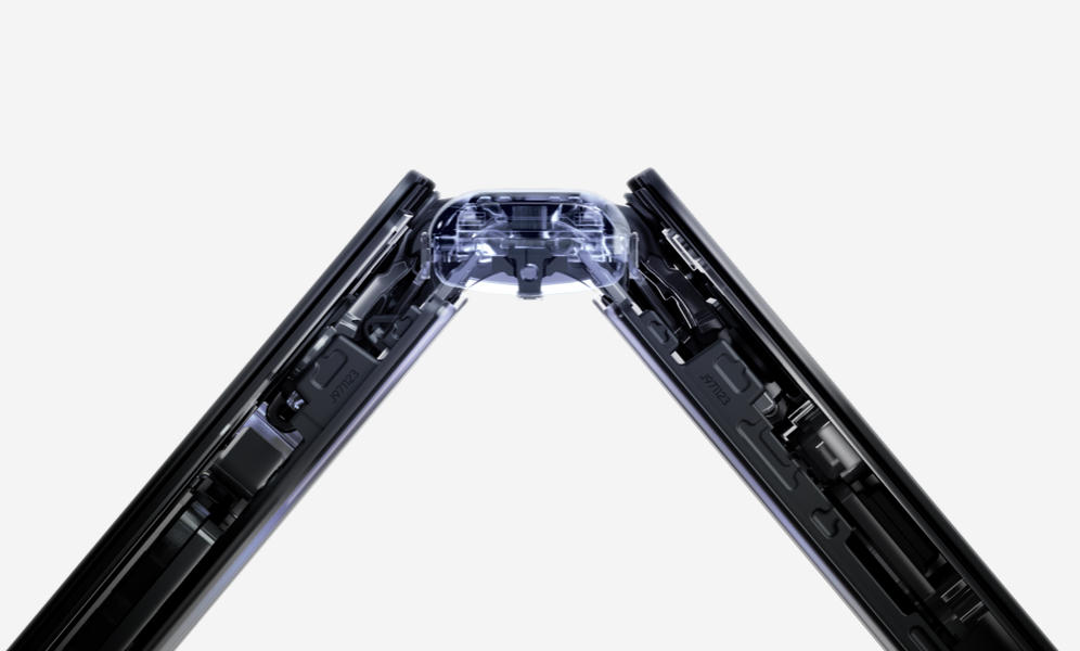 A video that is around 3 hours and 15 minutes long is being streamed online on the cover screen of Galaxy Z Fold7.